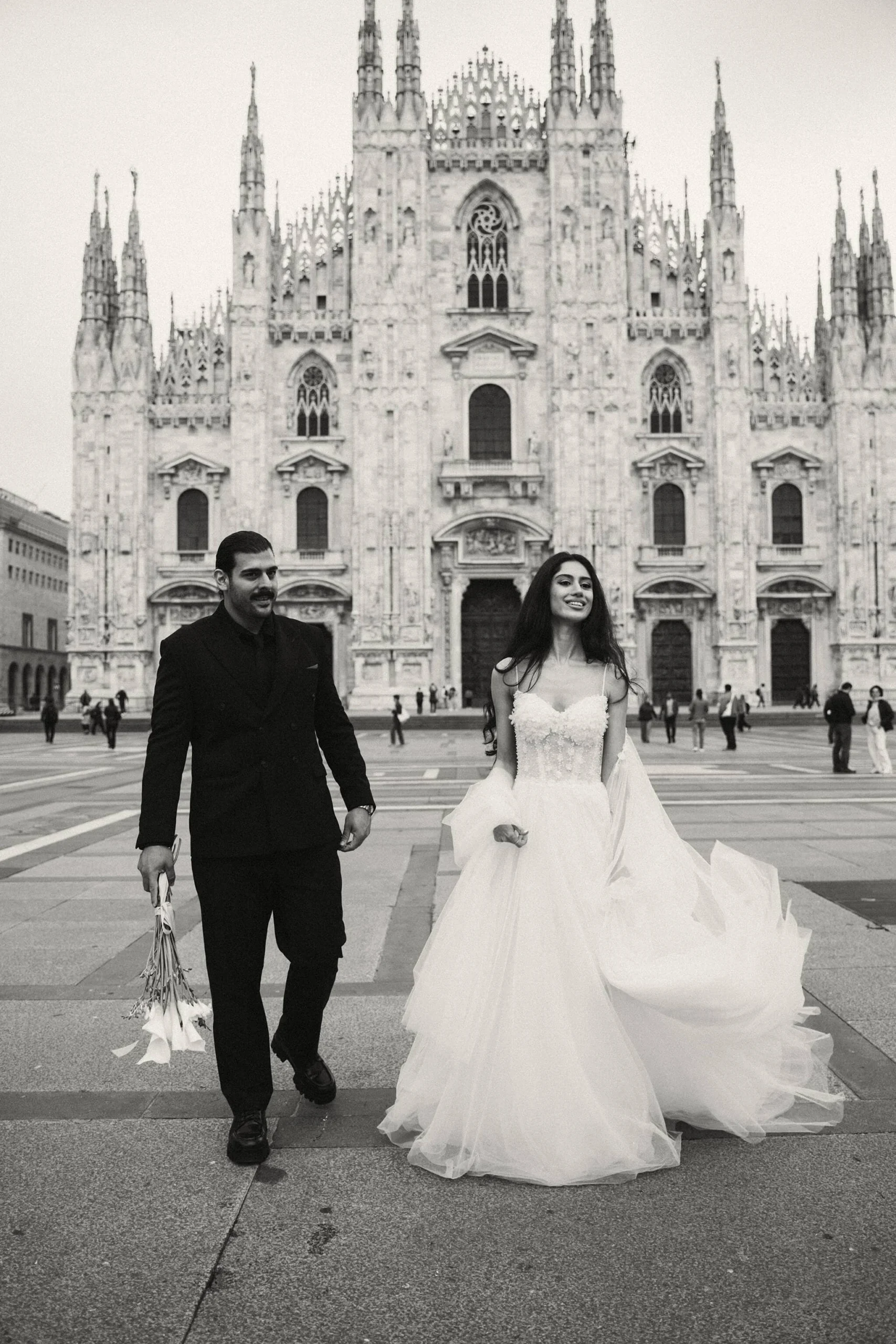 DSC08027 Couple walking near the Duomo in Milan in black and white